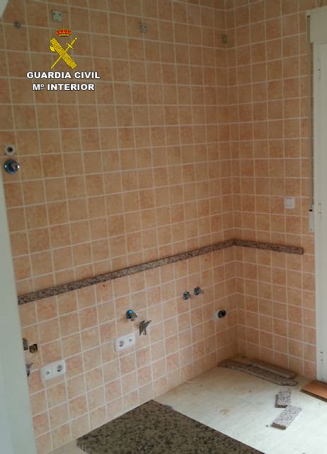 La Guardia Civil detiene a dos personas, vecinos de Totana, por robos en una docena de inmuebles de la urbanización Camposol, Foto 7