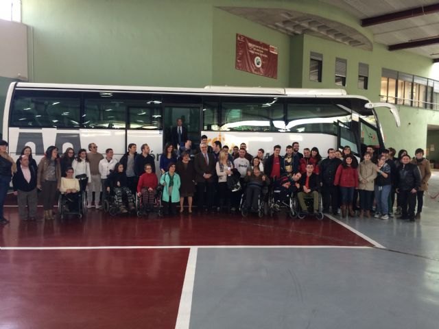 La Comunidad presta servicio de transporte en autobús a 4.000 usuarios de Famdif - 1, Foto 1