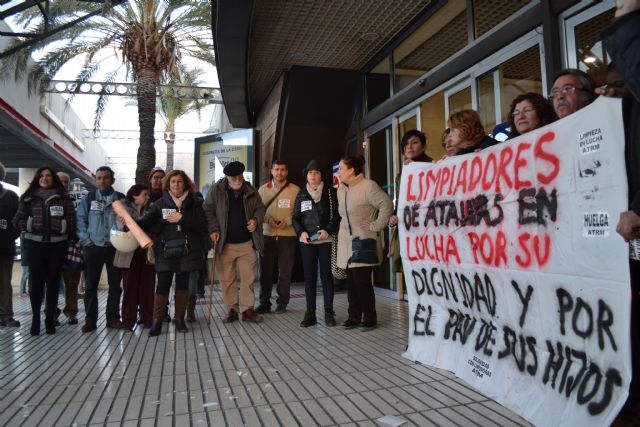 Los trabajadores de la limpieza del centro comercial Atalayas llegan a un acuerdo con la empresa y dan por concluida la huelga - 1, Foto 1