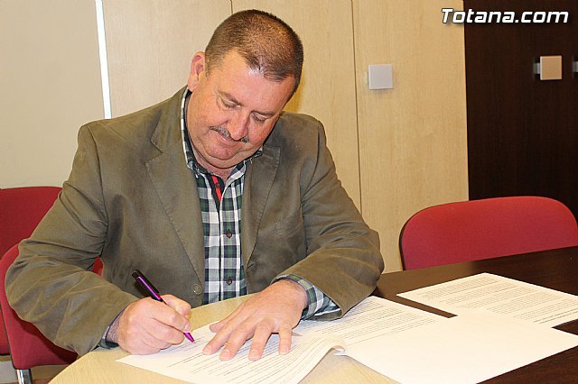 El candidato socialista a la alcaldía de Totana, Andrés García, firma 6 compromisos irrenunciables para crear empleo en el municipio - 3, Foto 3