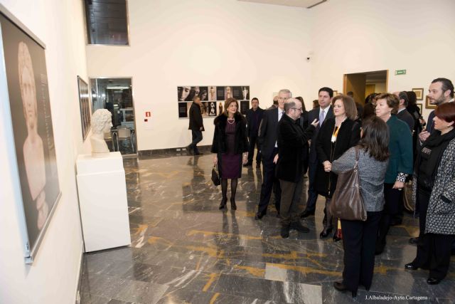 Inaugurada la exposición de Capuz, A Divinis, en el Museo del Teatro Romano - 3, Foto 3