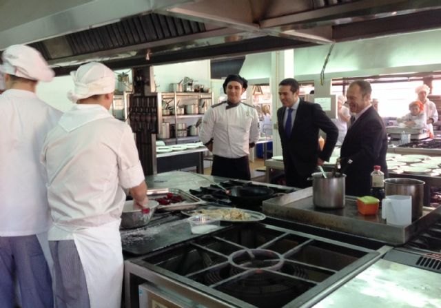 Educación muestra a 50 empresas el trabajo de los 380 alumnos del Centro Integrado de FP de Hostelería y Turismo de Cartagena - 1, Foto 1