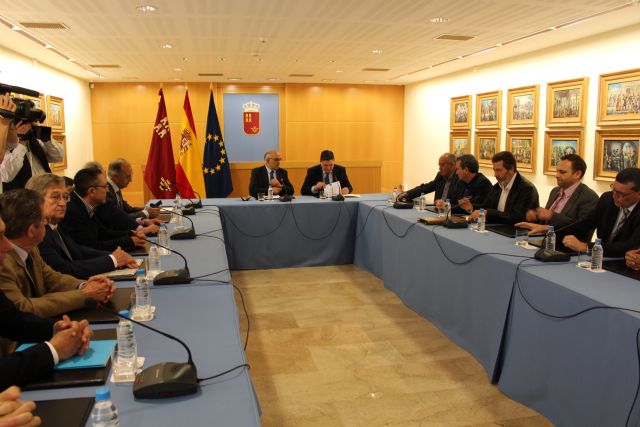 El presidente de la Comunidad, Alberto Garre, mantuvo hoy una reunión con el presidente del Sindicato Central de Regantes, José Manuel Claver - 2, Foto 2
