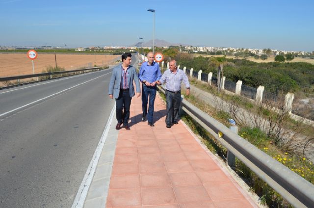 Los vecinos de Roda ya pueden cruzar el puente sobre la autopista de manera segura por un nuevo paseo iluminado - 2, Foto 2