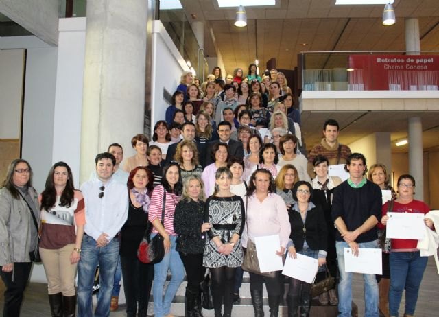 La Comunidad mejora la empleabilidad de un centenar de personas en el área de atención sociosanitaria a dependientes - 1, Foto 1