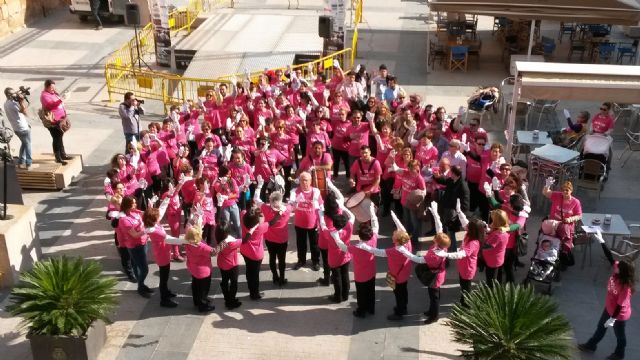 250 personas forman dos corazones contra la violencia de género en Lorca - 1, Foto 1
