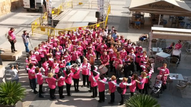 250 personas forman dos corazones contra la violencia de género en Lorca - 2, Foto 2