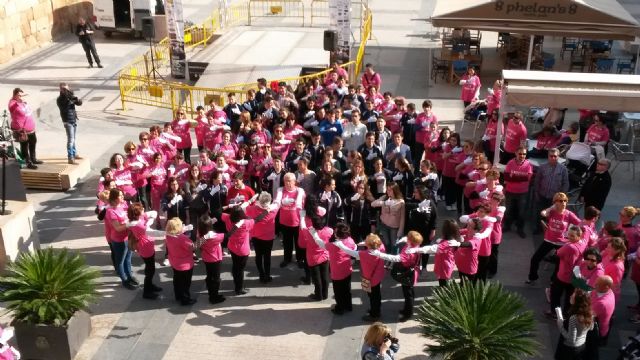 250 personas forman dos corazones contra la violencia de género en Lorca - 3, Foto 3