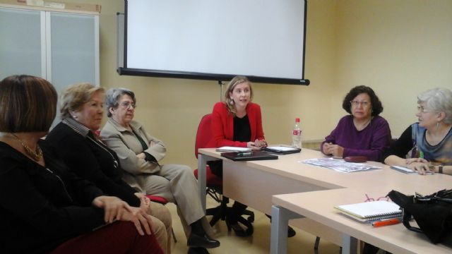 Clavero comparte inquietudes y necesidades con las mujeres de la asociación Horizontes - 1, Foto 1