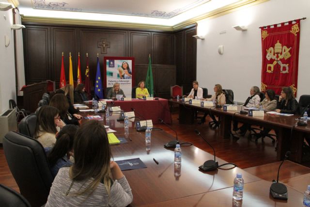 Faltan medidas que ayuden a la conciliación de la vida laboral y familiar de la mujer - 1, Foto 1