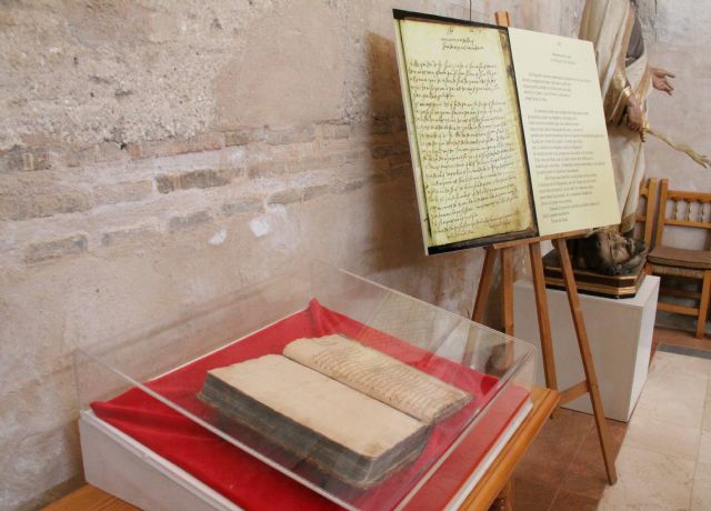 La carta manuscrita de Santa Teresa se expone en la capilla que lleva su nombre del convento de los Carmelitas - 1, Foto 1