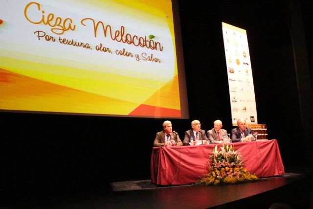 El presidente Garre destaca las cualidades del melocotón ciezano en el primer congreso nacional sobre esta fruta - 1, Foto 1