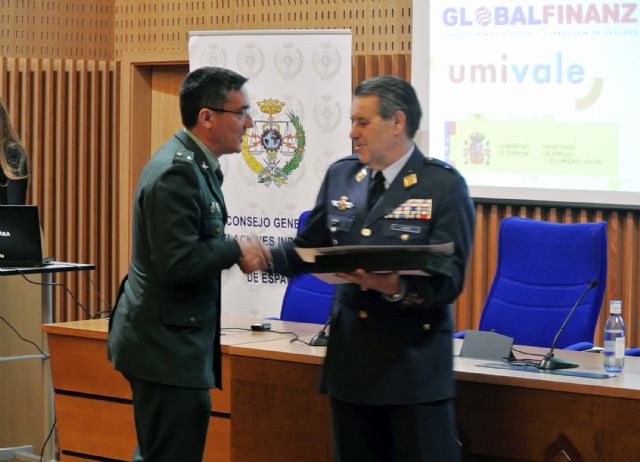 El teniente Tomás García recibe el premio , Foto 1