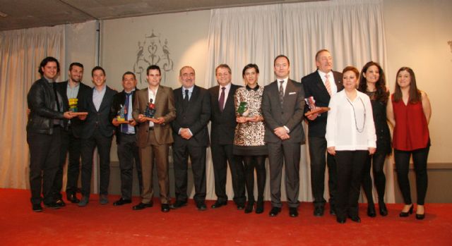 Los murcianos con síndrome de Down de ASSIDO y sus familias premian al Colegio de Arquitectos y al Servicio de Ortopedia y Traumatología Infantil de la Arrixaca - 1, Foto 1
