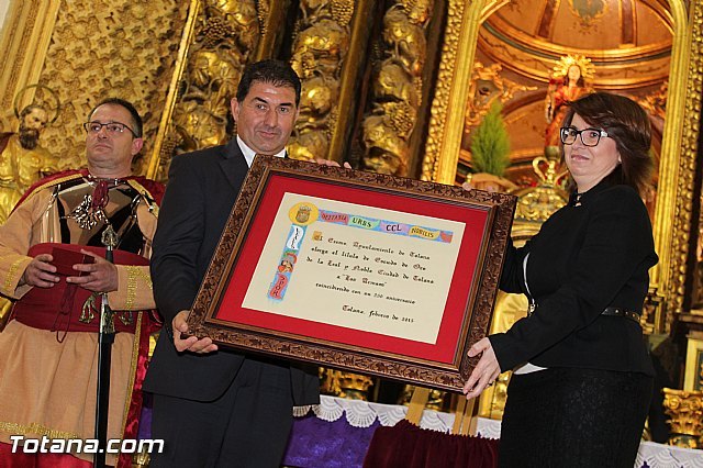 El Ayuntamiento entrega el Escudo de Oro de la Ciudad de Totana a la compañía de Los Armaos con motivo de su 250 aniversario, Foto 1