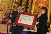 El Ayuntamiento entrega el Escudo de Oro de la Ciudad de Totana a la compañía de Los Armaos con motivo de su 250 aniversario