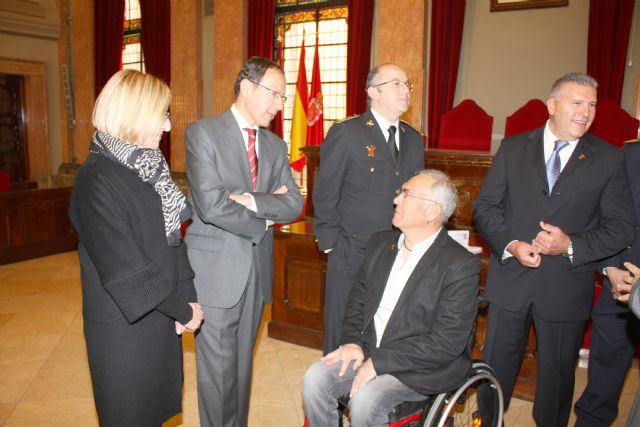 El Alcalde impone la insignia de oro del Cuerpo a cinco bomberos y un cabo que han alcanzado la jubilación en los últimos meses - 3, Foto 3