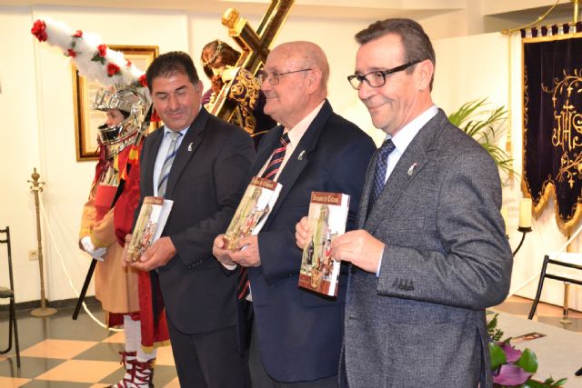 La Sala de Exposiciones Gregorio Cebrián acogió la presentación del libro Los Armaos de Totana. 250 años de historia - 1, Foto 1