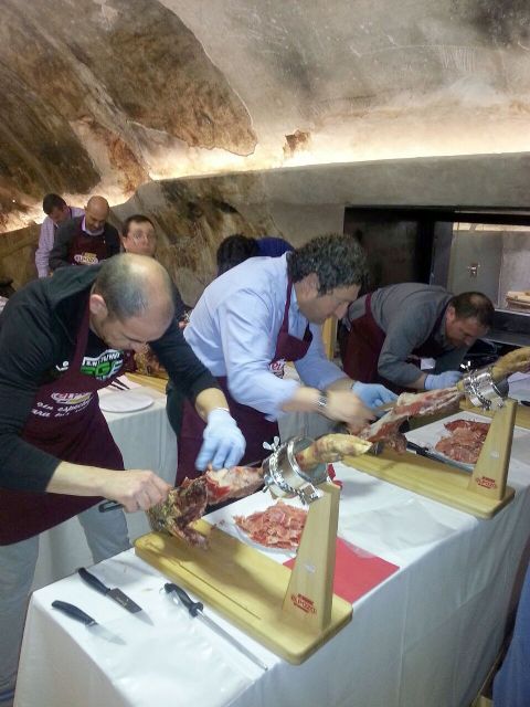 Trece alumnos aprenden técnicas de corte de jamón en la Escuela del Vino - 2, Foto 2