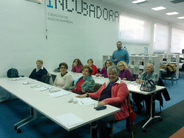El Centro TIC acoge un nuevo curso de 'Iniciación a la Informática' para personas mayores - 1, Foto 1