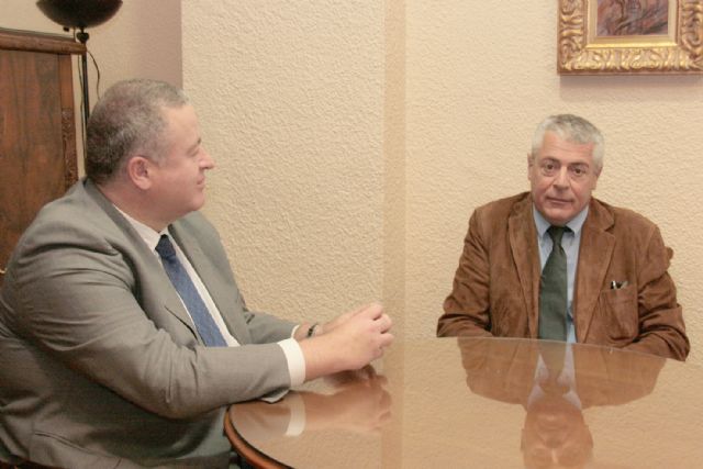 El consejero de Fomento, Obras Públicas y Ordenación del Territorio se reúne con los procuradores de Yecla - 1, Foto 1