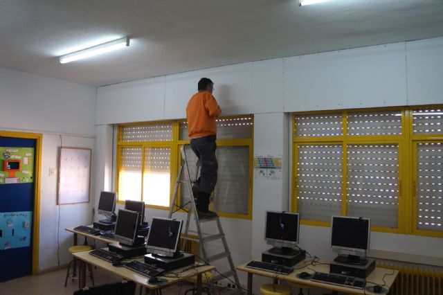El Ayuntamiento de Ceutí pone en marcha un servicio de mantenimiento de los colegios - 1, Foto 1