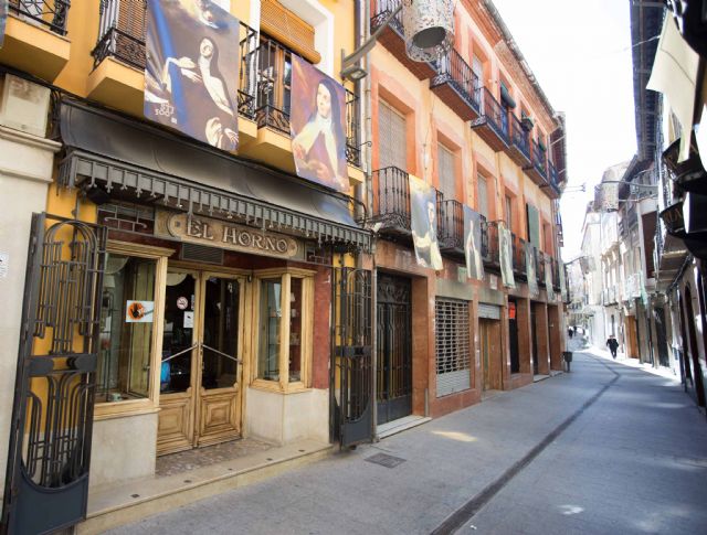 Ochenta imágenes de Santa Teresa decoran la calle Mayor durante el Año Teresiano - 2, Foto 2