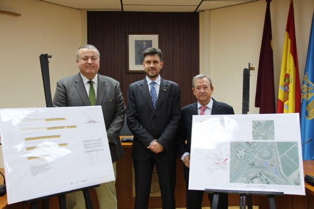 El consejero de Fomento visita la localidad para anunciar la construccin de la rotonda que unir la A-7 con la RM-2, Foto 1