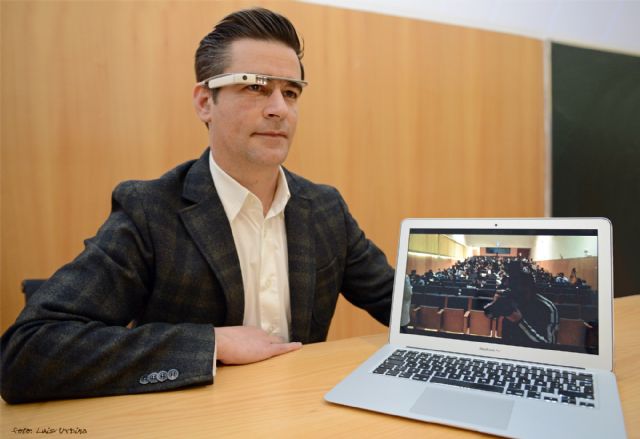 El profesor Santonja utiliza las Google Glass en sus clases de la Facultad de Medicina de la Universidad de Murcia - 1, Foto 1