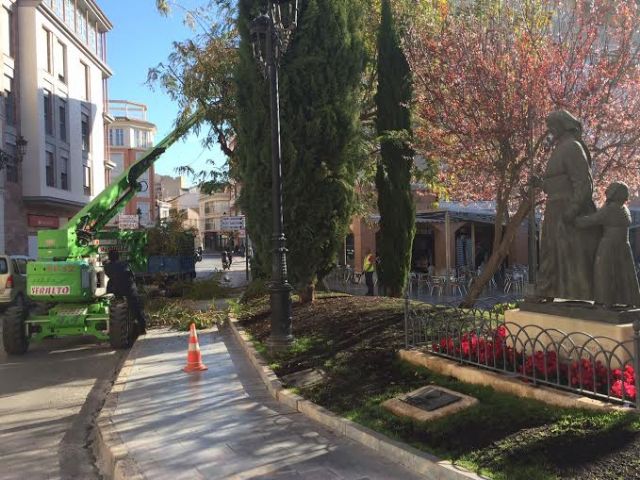 Acondicionan los parques y jardines por los itinerarios donde se celebrarán las procesiones y principales actos de la Semana Santa, Foto 1