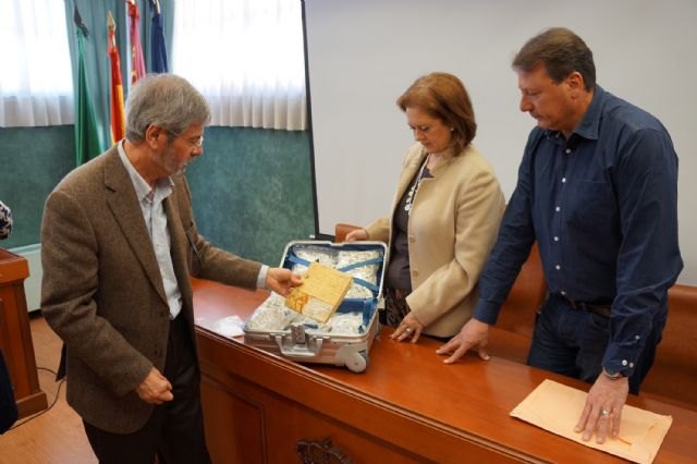 Cultura recibe del Ayuntamiento de Ceutí un pergamino del siglo XIV para su conservación y estudio - 2, Foto 2