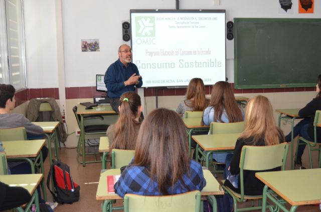 La concejalía de Consumo trabaja el consumo sostenible con estudiantes de los institutos del municipio, y Aidemar - 1, Foto 1