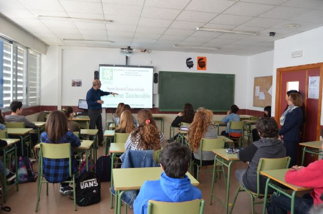 La concejalía de Consumo trabaja el consumo sostenible con estudiantes de los institutos del municipio, y Aidemar - 2, Foto 2
