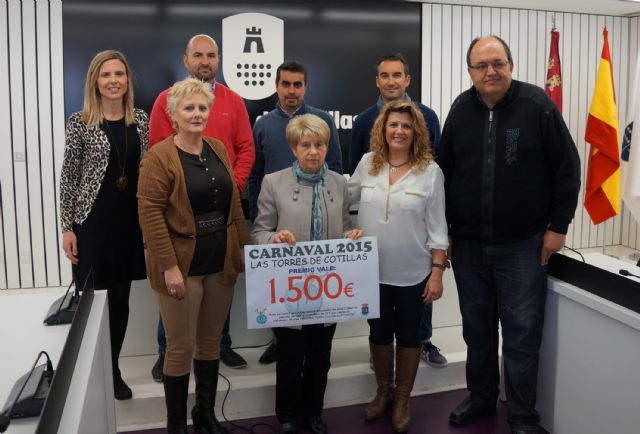 Mª Dolores Morell se lleva el cheque de 1.500 euros de la rifa de las peñas torreñas por el Carnaval - 1, Foto 1