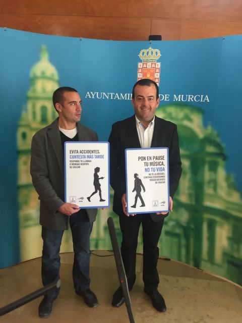 Nuevas señales de tráfico advierten de los riesgos de utilizar el móvil mientras se cruza por la calle - 1, Foto 1