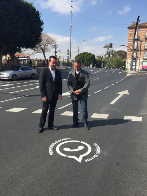 Nuevas señales de tráfico advierten de los riesgos de utilizar el móvil mientras se cruza por la calle - 2, Foto 2