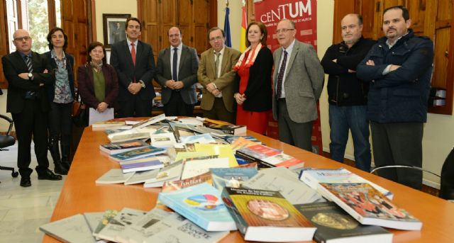 La Universidad de Murcia entrega 5.000 libros de su editorial a bibliotecas de la Región - 1, Foto 1