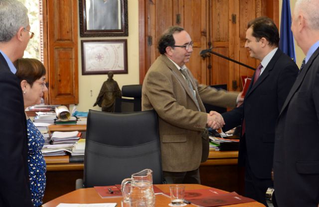 Convenio de prácticas de estudiantes de la Universidad de Murcia en Ibermutuamur - 1, Foto 1