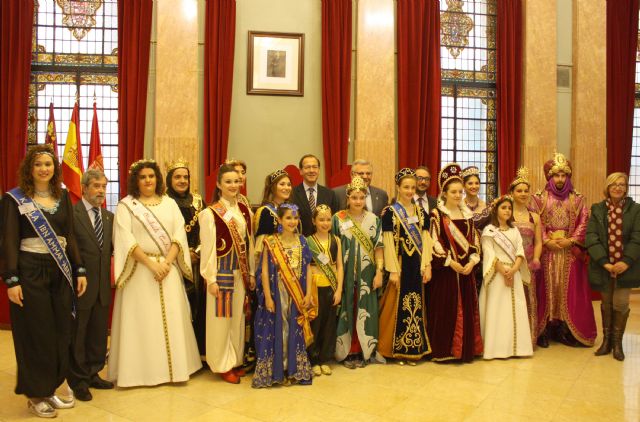 El Alcalde recibe a las diez candidatas a Abanderada de la Fiesta de Moros y Cristianos - 1, Foto 1