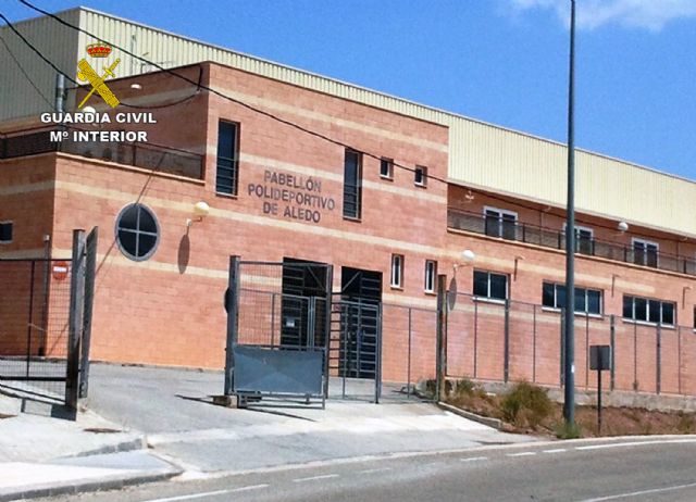 La Guardia Civil imputa a cinco jóvenes por el robo y los daños causados en el polideportivo de Aledo