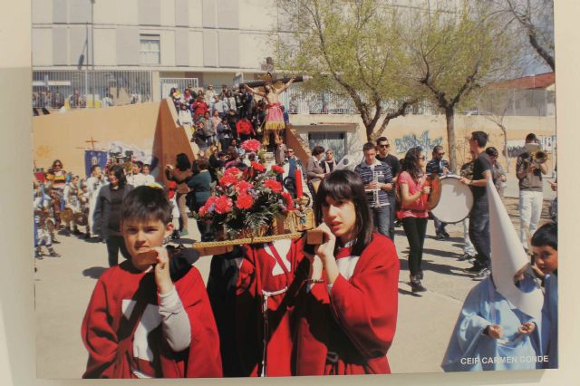 Una exposición de fotografía recoge estos días como viven los niño y niñas de Jumilla la Semana Santa - 2, Foto 2