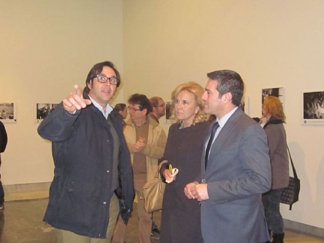 Educación muestra a los estudiantes de fotografía las claves del fotoperiodismo aprovechando la muestra ´75 años en fotos´ - 1, Foto 1