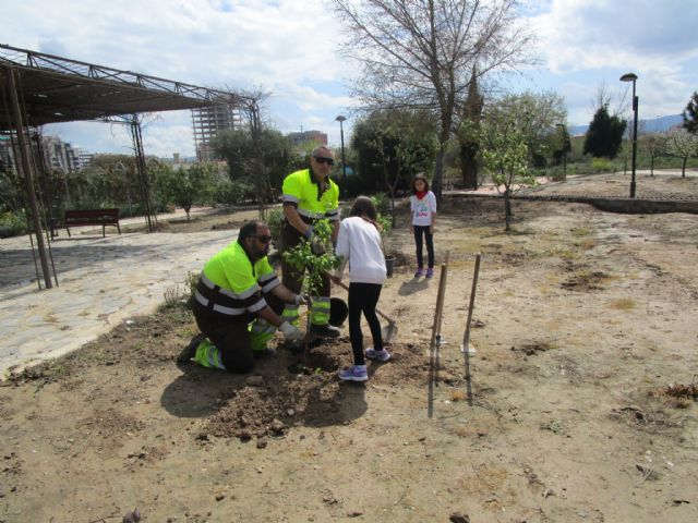 La iniciativa Jardinería Ocupa llega a El Castellar de Churra con la plantación de 36 árboles frutales - 2, Foto 2