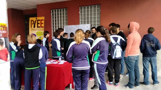 Juventud instala mesas informativas en centros educativos con motivo del Día de la Eliminación de la Discriminación Racial - 1, Foto 1