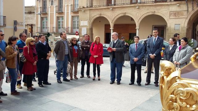 El Alcalde entrega a la Hermandad de La Curia el trono de la Virgen de la Soledad restaurado en los talleres de Empleo de los daños que sufrió en las inundaciones - 1, Foto 1