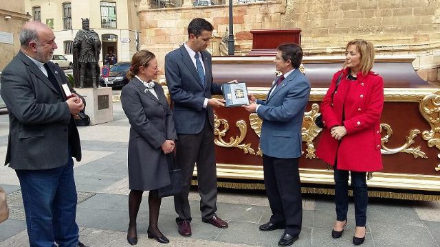 El Alcalde entrega a la Hermandad de La Curia el trono de la Virgen de la Soledad restaurado en los talleres de Empleo de los daños que sufrió en las inundaciones - 2, Foto 2