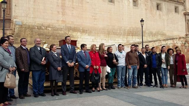 El Alcalde entrega a la Hermandad de La Curia el trono de la Virgen de la Soledad restaurado en los talleres de Empleo de los daños que sufrió en las inundaciones - 3, Foto 3