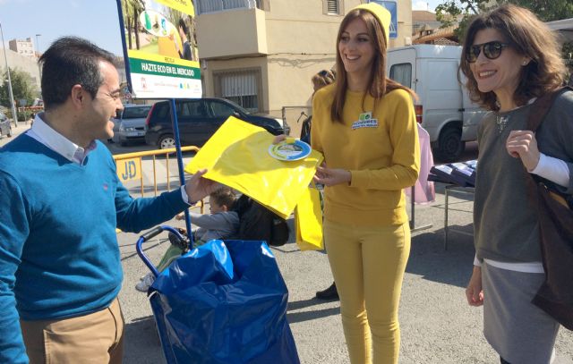 Reparten más de 700 bolsas para reciclar en el mercado semanal - 1, Foto 1