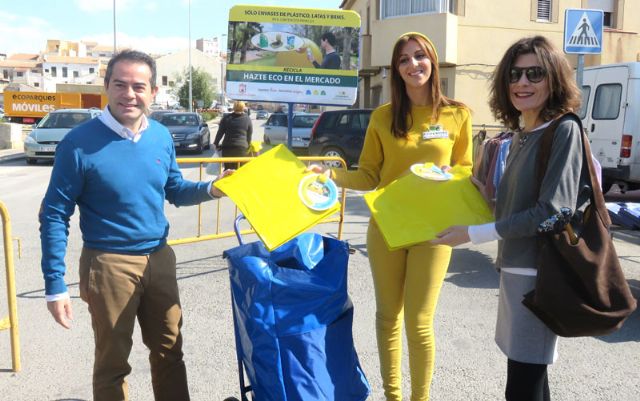 Reparten más de 700 bolsas para reciclar en el mercado semanal - 2, Foto 2