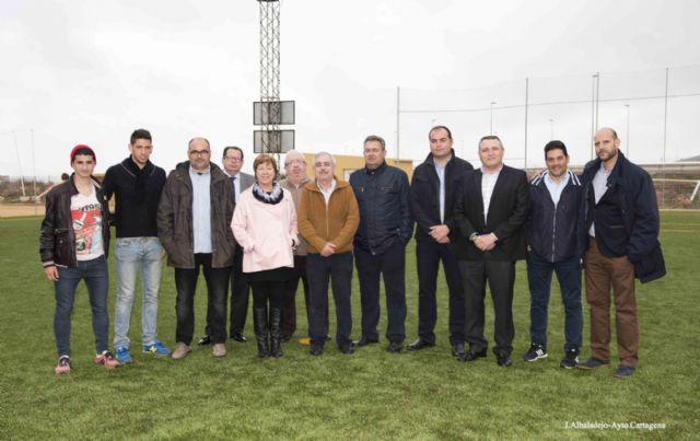 La alcaldesa visitó el campo de césped artificial de Los Belones - 2, Foto 2